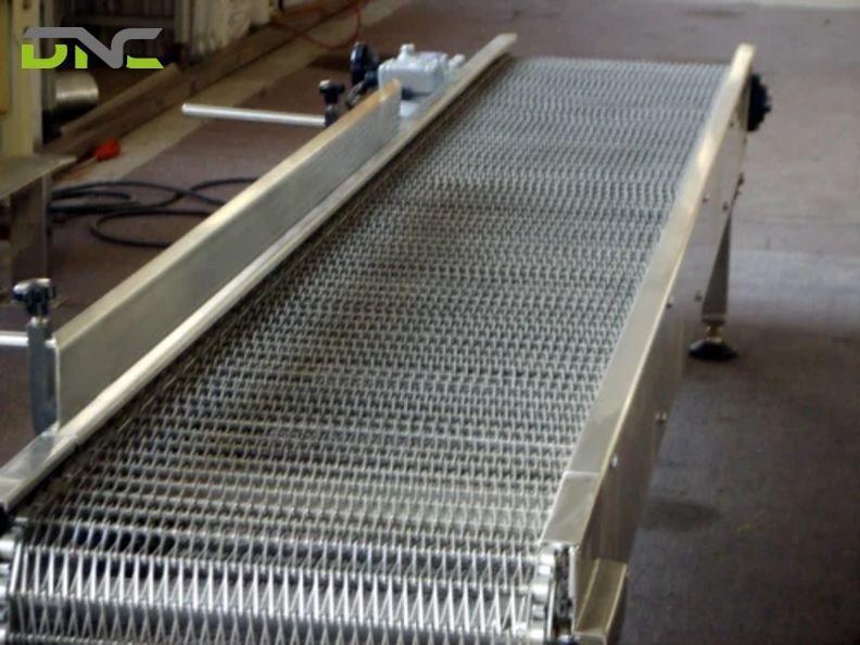 How is a stainless steel conveyor belt constructed?