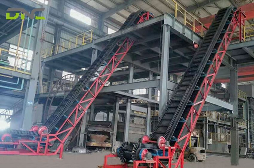 What are the advantages of an inclined conveyor?