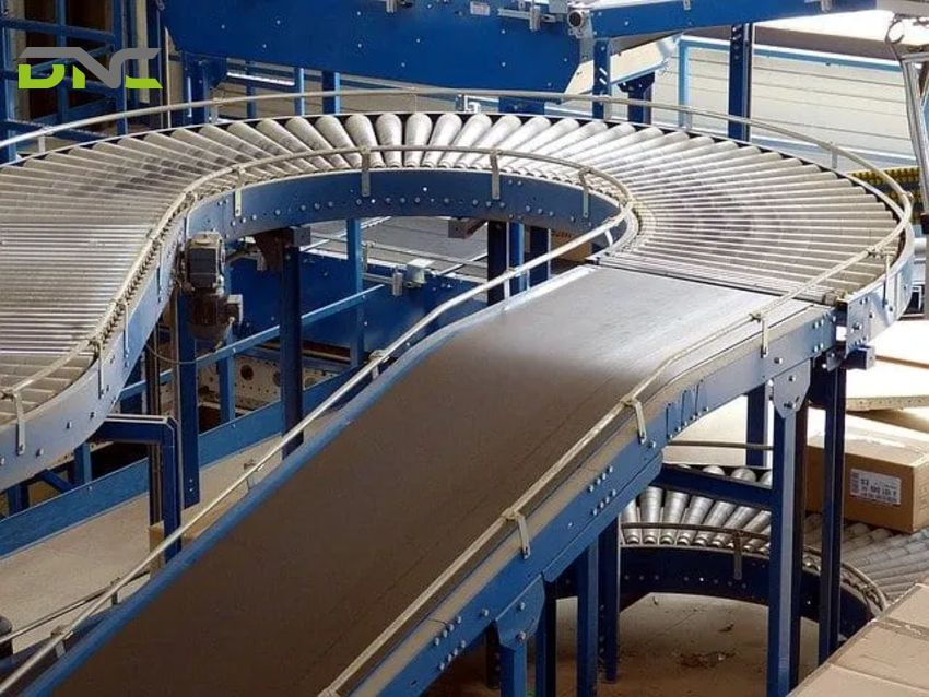 How does a curved belt conveyor operate?