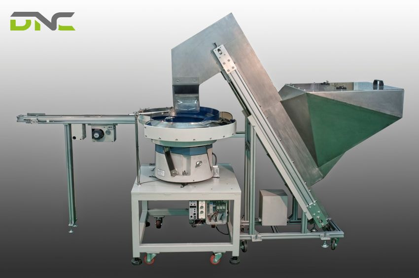 What are the outstanding features of a hopper conveyor?
