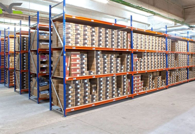 Heavy-duty pallet racking system in a warehouse