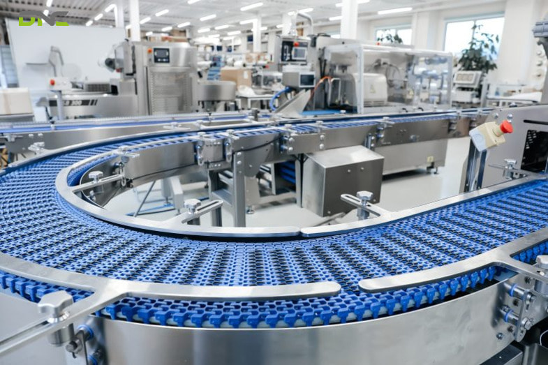 Modular Conveyor Systems: Design, Flexibility, Applications & Key Considerations 4 How do modular conveyors compare with fixed or custom conveyor systems?