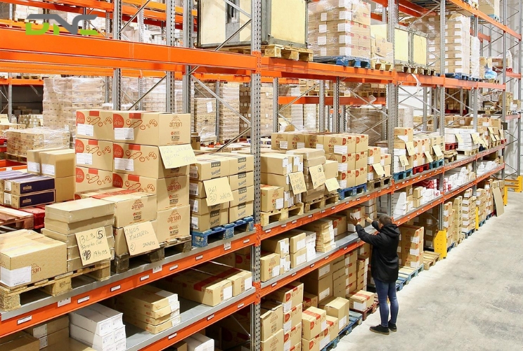 What a Palletizing System Does in Food and Beverage Operations